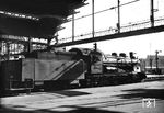 17 1108 (Bw Lehrte) wartet in Hannover Hbf auf die Ausfahrt. Die Bahnhofshalle wurde 1944 zerstört. (1935) <i>Foto: RVM</i>
