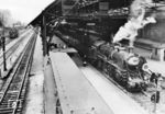 18 524 (Bw Mainz Hbf) wartet in Mainz Hbf mit dem FD 102 "Rheingold" auf den Abfahrauftrag. (1930) <i>Foto: RVM</i>