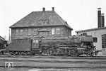 042 358 stand im Bw Rheine in klassischer Stangenstellung zwischen Lokleitung und Schuppen und war daher auch ein Bild wert. (19.05.1970) <i>Foto: Wolfgang Bügel</i>