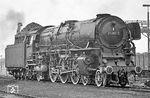 Langsam erhöhte sich die Nervösität, weil 001 190 immer noch nicht im Bw Rheine erschien. War sie möglicherweise bis Münster (Westf) durchgefahren? So wurde mit dem 135mm Tele noch ein 'Frustfoto' mit 011 062 geschossen, was die Lok noch wuchtiger aussehen ließ. (19.05.1970) <i>Foto: Wolfgang Bügel</i>