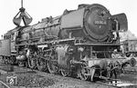 001 190 (Bw Braunschweig, leihweise Bw Rheine) ergänzt ihre Kohlenvorräte im Bw Rheine. Warum man damals nicht noch ein paar Meter für das Foto zurückgegangen ist, bleibt ein Rätsel. Vielleicht war es die Aufregung um die besondere Lok. (19.05.1970) <i>Foto: Wolfgang Bügel</i>