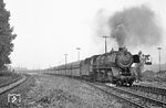 Im Rangierbahnhof Rheine hatte 043 606 einen Zug aus leeren Fad-Wagen übernommen, dessen Zuglänge verdächtig an den "Langen Heinrich" (4000 t) erinnerte. (19.05.1970) <i>Foto: Wolfgang Bügel</i>