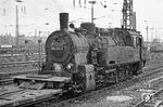 Die Vohwinkler Dampfloks kamen 1970 nur noch bei Ausfall der planmäßigen Diesellok im Containerbahnhof Wuppertal-Langerfeld zum Einsatz. Da die elterliche Kleingartenanlage direkt gegenüber lag, konnte man auf ein solches Ereignis schnell reagieren, wenn man 'verdächtige Geräusche' aus dem Bahnhof hörte. Am 11. Juni 1970 waren gleich zwei Dampfloks in Langerfeld im Einsatz. Dazu gehörte 094 651-7 (94 1651), die gerade leere Niederflurwagen bereitstellte. (11.06.1970) <i>Foto: Wolfgang Bügel</i>