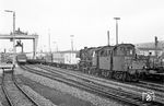 Neben der preußischen T 16¹ (094 651) war auch noch 052 484 vom Bw Wuppertal-Vohwinkel im Containerbahnhof Langerfeld tätig. Eine solche "weite" Fahrt vom einen zum anderen Ende Wuppertals unternahmen die Dampfloks nur, wenn im Bahnhof Langerfeld "die Hütte brannte". (11.06.1970) <i>Foto: Wolfgang Bügel</i>