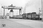 Zu später Stunde rangiert 052 484 am Containerkran in Wuppertal-Langerfeld. (11.06.1970) <i>Foto: Wolfgang Bügel</i>