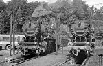 Auf den Freiständen im Bw Wuppertal-Vohwinkel hat 051 231 ein Plätzchen neben 052 200 gefunden. (21.07.1970) <i>Foto: Wolfgang Bügel</i>
