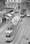 Ein exklusiver Blick aus dem elterlichen Wohnzimmer auf den Duewag GT 8-Triebwagen 8001 und die Vorgänger-Generation aus dem Jahr 1928 (Tw 260) von Schöndorff an der Haltestelle Langerfelder Markt. (01.08.1970) <i>Foto: Wolfgang Bügel</i>