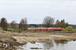 Am Rechenweiher bei Escheldorf gab es eine eher unangenehme Überraschung: Statt der erwarteten Spiegelung von 218 409 vor RE 4856 nach Hof im Teich gab es nur noch eine ausgetrockene Pfütze zu sehen. (13.04.2025) <i>Foto: Joachim Bügel</i>