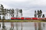 Auch für den Gegenzug RE 4860 nach Hof mit 218 424 funktionierte die Spiegelung bei Mitterteich diesmal nicht. (13.04.2025) <i>Foto: Joachim Bügel</i>