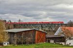 Eine Dreiereinheit 612 als RE 4890 nach Nürnberg auf dem Thölauer Viadukt über die Röslau in Oberthölau. (13.04.2025) <i>Foto: Joachim Bügel</i>