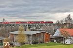 218 424 rollt vor RE 4869 nach München über das Thölauer Viadukt und wird in wenigen Minuten Marktredwitz erreichen.  (13.04.2025) <i>Foto: Joachim Bügel</i>