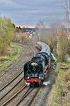 Unerwartet stand 01 066 noch rund 10 Minuten vor dem Einfahrsignal in Marktredwitz, sodass eine weitere Aufnahme in der Bahnhofseinfahrt mit DPE 28082 (Dresden - Nördlingen) gelang. Am Zugschluss lief 212 284 mit. (13.04.2025) <i>Foto: Joachim Bügel</i>
