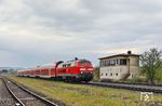218 403 mit RE 4857 nach München am Stellwerk 1 (Baujahr 1936) im Bahnhof Nabburg. Das Stellwerk wird nur noch bei Bedienung des Anschlusses Stulln oder bei Militärverladung im Bahnhof Nabburg besetzt. (14.04.2025) <i>Foto: Joachim Bügel</i>