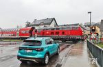 Die täglichen Staus am Bahnübergang der Georgenstraße prägen seit Jahren das Stadtbild von Nabburg und bringen während der Zugdurchfahrten den motorisierten Individualverkehr in der Stadt mehrmals täglich vollständig zum Erliegen. Die Staus reichen dabei teilweise bis zur Anschlussstelle an die A 93 zurück. Verschärft wurde die Situation zusätzlich, nachdem ein Lkw im Februar 2025 das in der Überhöhung liegende Streckengleis nach Weiden beschädigte. Seitdem dürfen die Züge den Bü nur noch mit 20 km/h befahren, so wie hier 218 425 mit dem RE 4852 nach Hof. Seit 15 Jahren wird hier übrigens eine Umgehung geplant... (14.04.2025) <i>Foto: Joachim Bügel</i>