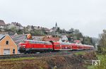 218 424 mit RE 4854 (Hof - München) vor der Kulisse der Altstadt von Nabburg. Keimzelle der Stadt war eine frühmittelalterliche Burganlage, die sich im Bereich der heutigen Altstadt befand. Früheste Siedlungsspuren lassen sich archäologisch für den Übergang vom 7. zum 8. Jahrhundert nachweisen. (14.04.2025) <i>Foto: Joachim Bügel</i>