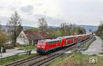 218 403 mit RE 4856 nach Hof am Bahnübergang des Mühlwegs in Nabburg. (14.04.2025) <i>Foto: Joachim Bügel</i>