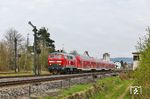218 425 fährt mit RE 4863 nach München am durchgeschalteten Ausfahrsignal E des Bahnhofs Nabburg vorbei. Rechts ist das zugehörige, aber nur noch zeitweise besetzte Stellwerk 1 zu sehen. (14.04.2025) <i>Foto: Joachim Bügel</i>