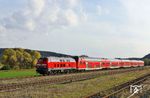 Da die Bahnstrecke Regensburg – Hof fast ausschließlich in Nord-Süd-Richtung verläuft, sind die nordwärts fahrenden Züge bei Sonnenschein lichtmäßig immer schwer zu fotografieren. Eine Möglichkeit ist der Bahnhof Nabburg, durch den gerade 218 403 mit RE 4862 nach Hof brummt. (14.04.2025) <i>Foto: Joachim Bügel</i>