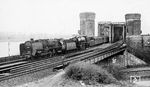 Der zum 20. Mai 1951 neu eingeführte "Rheingold-Express" erfreute sich einer so riesigen Nachfrage, dass die DB bereits 1952 einen zweiten Tageszug einführte, den "Rheinpfeil". Obwohl dieser fast gleichzeitig mit dem "Rheingold-Express" startete, erreichte er Basel durch verkürzte Aufenthalte, Wegfall des Gleisdreiecks Kaltenkirchen und weniger Unterwegshalte fast 2 Stunden früher. Beide Züge besaßen einen namensgleichen Flügelzug. Der "Rheinpfeil" F 9/10 den F 21/22 auf der Relation Innsbruck - Dortmund, der 1952 und 1953 auf dem Streckenabschnitt Köln - Mainz mit dem F 9/10 vereint fuhr. 01 056 (Bw Hamm) und 23 022 (Bw Mainz) führen den Flügelzug F 21 "Rheinpfeil" an der Mainzer Südbrücke. (27.03.1953) <i>Foto: Carl Bellingrodt</i>