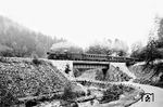 38 3812 vom Bw Konstanz überquert mit dem D 676 (Wiesbaden - Mannheim - Offenburg - Konstanz) auf der Schwarzwaldbahn zwischen Hornberg und Triberg die Gutach und Bundesstraße 33. (24.08.1952) <i>Foto: Carl Bellingrodt</i>