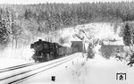 44 1316 (Bw Hagen-Vorhalle) hat mit einem südwärts fahrenden Güterzug soeben den Rahrbacher Tunnel (698 m) bei Welschen Ennest verlassen. (18.02.1960) <i>Foto: Carl Bellingrodt</i>