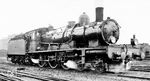 Nach dem Deutsch-Französischen Krieg von 1870/71 musste Frankreich das Gebiet von Elsaß-Lothringen an das Deutsche Reich abtreten. Die dortigen Eisenbahnen der privaten "Compagnie des chemins de fer de l’Est" (Gesellschaft der französischen Ostbahnen) wurden von Frankreich formal käuflich erworben und dann wieder dem Deutschen Reich verkauft. Nach dem Ende des Ersten Weltkriegs und der Rückkehr des Elsass und Lothringens an Frankreich infolge des Friedensvertrags von Versailles von 1919 blieben die Strecken dort unter der Bezeichnung "Réseau ferroviaire d’Alsace-Lorraine" (AL) als staatliche französische Eisenbahnen selbstständig. Auf diesem Netz wird bis heute auf mehrgleisigen Strecken rechts gefahren, während im übrigen Frankreich links gefahren wird. Bei der allgemeinen Verstaatlichung 1938 wurde das Netz der AL in die SNCF eingefügt. Lok AL 2315 war eine Personenzuglok der Reichseisenbahnen in Elsaß-Lothringen der Gattung A 17. Maschinen dieser Bauart liefen auch unter der Bezeichnung P 7. Sie orientierten sich an der preußischen P 7, hatten allerdings größere Treibräder. Äußerlich ähnelten sie Lokomotiven französischer Bauart und besaßen Schlepptender der Bauart 2'2' T 20. Die Aufnahme der AL 2315 entstand im Bw Saarbrücken Hbf. Die SNCF übernahm sie als 1-230 C 315. (1937) <i>Foto: RVM-Filmstelle Berlin (Maey)</i>