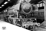 23 012 vom Bw Siegen ist mit E 785 aus Gießen in Düsseldorf Hbf angekommen. (22.03.1958) <i>Foto: Hans Schmidt</i>