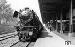 Die Mainzer 23 020 vor P 4236 (Wiesbaden - Raunheim) in Mainz Hbf. (29.08.1957) <i>Foto: Hans Schmidt</i>