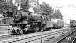 23 024 war neben 23 025 ein Erprobungsträger für neue Komponenten der 23er Folgeserien mit einem Mischvorwärmer der Bauart Henschel MVC mit großem Mischbehälter unter der Rauchkammer, Saugzuganlage mit Kylchap-Blasrohr, neuem Führerhaus mit ins Dach eingelassener Belüftung, geknickten Schiebetüren, rotierenden Klarsichtscheiben in den Frontfenstern und Wälzlager in den Stangen. Der Fotograf traf die Bingerbrücker Lok in Mainz Hbf an. Dahinter steht E 41 115 vom Bw Koblenz-Mosel. (25.05.1960) <i>Foto: Hans Schmidt</i>