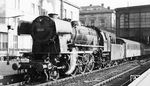 Die mit Henschel-Mischvorwärmer und Rollenlagern ausgerüstete 23 025 vom Bw Bingerbrück vor E 741 (Stuttgart - Wiesbaden - Krefeld) im Mainzer Hauptbahnhof. (19.02.1960) <i>Foto: Hans Schmidt</i>