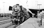 Als einzige Loks der Baureihe 23 war die 5. Lieferserie der Fa. Krupp (23 053 - 064) ab Werk mit einem DB-Logo auf der Rauchkammertür ausgestattet, was den Loks ein durchaus ansprechendes Aussehen gab. Das DB-Schild auf der Rauchkammer verloren die 12 Maschinen aber bereits wenige Jahre später wieder. 23 059 vom Bw Kaiserslautern ist mit E 3159 aus Kaiserslautern über Bad Kreuznach im Zielbahnhof Bingerbrück eingetroffen. (19.07.1958) <i>Foto: Hans Schmidt</i>