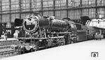23 078 vom Bw Oldenburg hat in Bremen Hbf den E 581 (Goslar - Norddeich) übernommen. (08.08.1959) <i>Foto: Hans Schmidt</i>