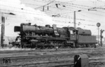 50 4023 war aus der 1941 bei Krupp gebauten 50 942 in die Franco-Crosti-Version umgebaut worden. Hier fährt sie durch den Rangierbahnhof Mainz-Bischofsheim. (02.04.1960) <i>Foto: Joachim Claus</i>