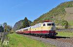 E 03 001 des DB-Museums mit dem AKE-"Rheingold" auf einer Rheinrundfahrt Köln - Koblenz - Köln mit der Burgruine Hammerstein bei Leutesdorf. (12.04.2025) <i>Foto: Ralf Opalka</i>