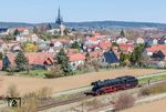 Von einer Wendefahrt aus Saalfeld (Saale) kehrt 03 2155 vor der Kulisse von Neunhofen zurück nach Triptis, um dort einen Fotozug zu übernehmen. (03.04.2025) <i>Foto: Joachim Schmidt</i>