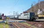 Totgesagte leben länger: Die Baureihe 151 ist bei privaten Eisenbahnverkehrsunternehmen immer noch unermüdlich im Einsatz. 151 124 der SRI Rail Invest GmbH Ellwangen fährt mit einem Kesselwagenzug durch den Bahnhof Orlamünde nordwärts. Der Bahnhof hat sein einstiges Flair seit der Elektrifizierung 1994/95 allerdings nach und nach verloren. Der Wasserturm wurde abgerissen, für die neuen Fahrleitungsmasten musste das Gleis 4 weichen. Zwischen Oktober 1999 und Mai 2000 wurden Gleise und Bahnsteige nochmals grundlegend umgebaut. 2004 wurden die alten Stellwerke ersetzt und abgerissen. (04.04.2025) <i>Foto: Joachim Schmidt</i>