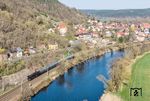 03 2155 rollt mit einem Sonderzug aus Weimar durch das Saaletal in Uhlstädt. (04.04.2025) <i>Foto: Joachim Schmidt</i>