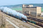 03 2155 kachelt mit einem Sonderzug nach Leipzig durch den Bahnhof Könitz. (05.04.2025) <i>Foto: Joachim Schmidt</i>