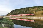 Für den Gegenzug RE 4852 nach Hof mit 218 424 passte die Spiegelung in der Naab bei Pfreimd schon besser. (15.04.2025) <i>Foto: Joachim Bügel</i>
