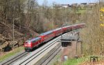 218 424 erreicht mit RE 4861 aus Hof den Bahnhof Windischeschenbach, der ohne Halt durchfahren wird. (15.04.2025) <i>Foto: Joachim Bügel</i>