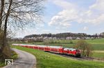 218 424 fährt mit RE 4858 nach Hof an Escheldorf vorbei. (15.04.2025) <i>Foto: Joachim Bügel</i>