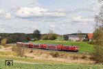 In der langen Außenkurve bei Escheldorf erscheint 218 403 mit dem RE 4865 nach München. (15.04.2025) <i>Foto: Joachim Bügel</i>