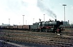 050 692 (Bw Oberhausen-Osterfeld Süd) vor dem aus E-Wagen gebildeten Gag 59895 im Bahnhof Duisburg-Ruhrort Hafen. (25.04.1975) <i>Foto: Wolfgang Bügel</i>