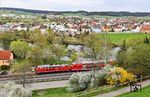 Blick auf den Nabburger Stadtteil Diendorf mit 218 403 vor RE 4862 nach Hof. (15.04.2025) <i>Foto: Joachim Bügel</i>