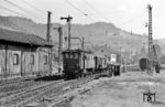 E 32 08 vom Bw Haltingen rangiert einen Güterwagen an die Ladestraße im Bahnhof Zell (Wiesental). (08.1963) <i>Foto: Jürgen Hagemann, Slg. R. Garn</i>