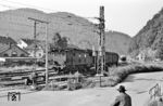 E 32 08 bei Rangierarbeiten am heute nicht mehr vorhandenen Bahnübergang der Schwarzwaldstraße im Bahnhof Zell (Wiesental). (08.1963) <i>Foto: Jürgen Hagemann, Slg. R. Garn</i>