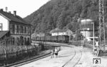 Im Bahnhof Zell (Wiesental) stellt E 32 08 einen Güterzug zusammen. (08.1963) <i>Foto: Jürgen Hagemann, Slg. R. Garn</i>
