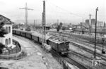 Mit einem Personenzug aus Lörrach fährt E 32 28 in Weil am Rhein ein. Dahinter liegt der große Rangierbahnhof. (07.1958) <i>Foto: Jürgen Hagemann, Slg. R. Garn</i>