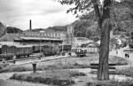 E 32 31 rangiert im Bahnhof Zell (Wiesental). Im Hintergrund ist die bis 1967 existierende Baumwollspinnerei Fessmann & Hecker zu sehen. (07.1958) <i>Foto: Jürgen Hagemann, Slg. R. Garn</i>