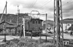 E 32 31 verlässt mit einem Personenzug nach Lörrach den Bahnhof Zell (Wiesental). (07.1958) <i>Foto: Jürgen Hagemann, Slg. R. Garn</i>